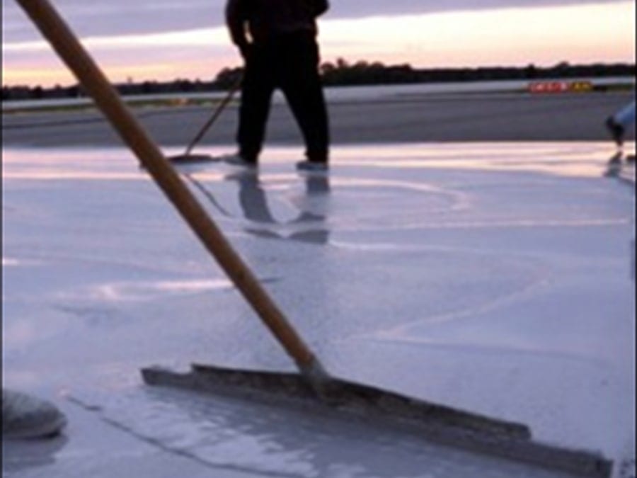 Spreading the microsilica mortar through the asphalt matrix